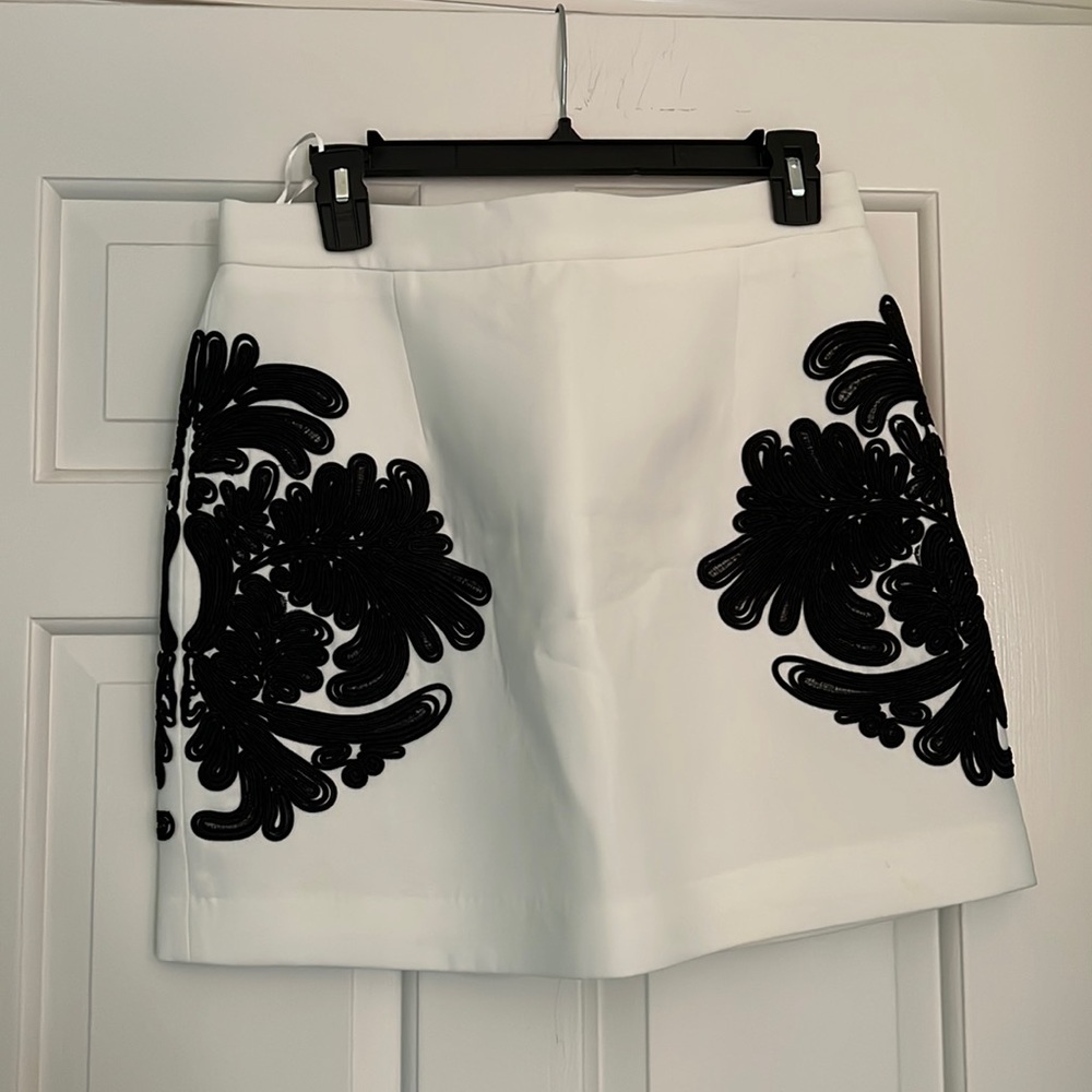 Cameo beautiful black and white skirt size Large